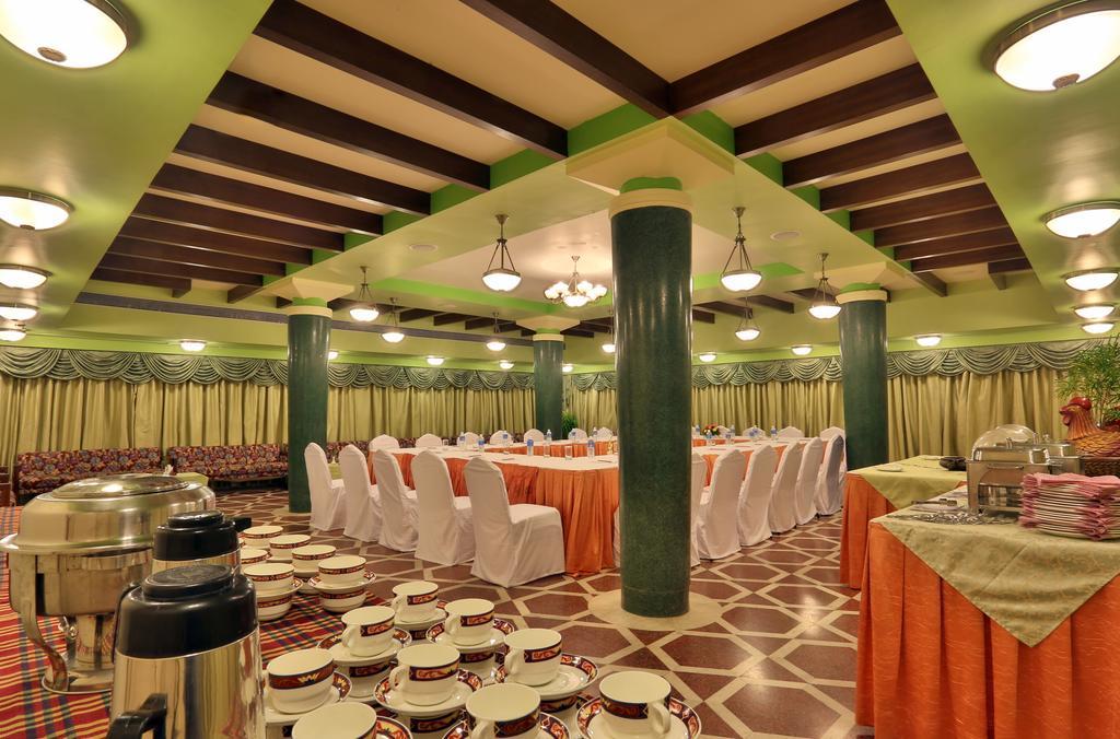 Hotel Mandovi Панаджи Экстерьер фото
