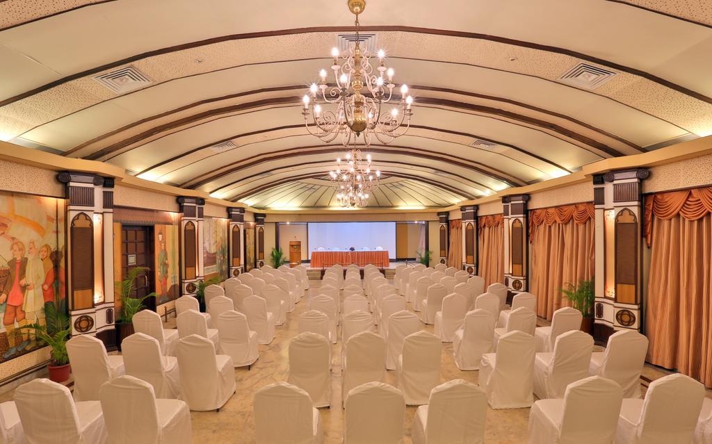 Hotel Mandovi Панаджи Экстерьер фото