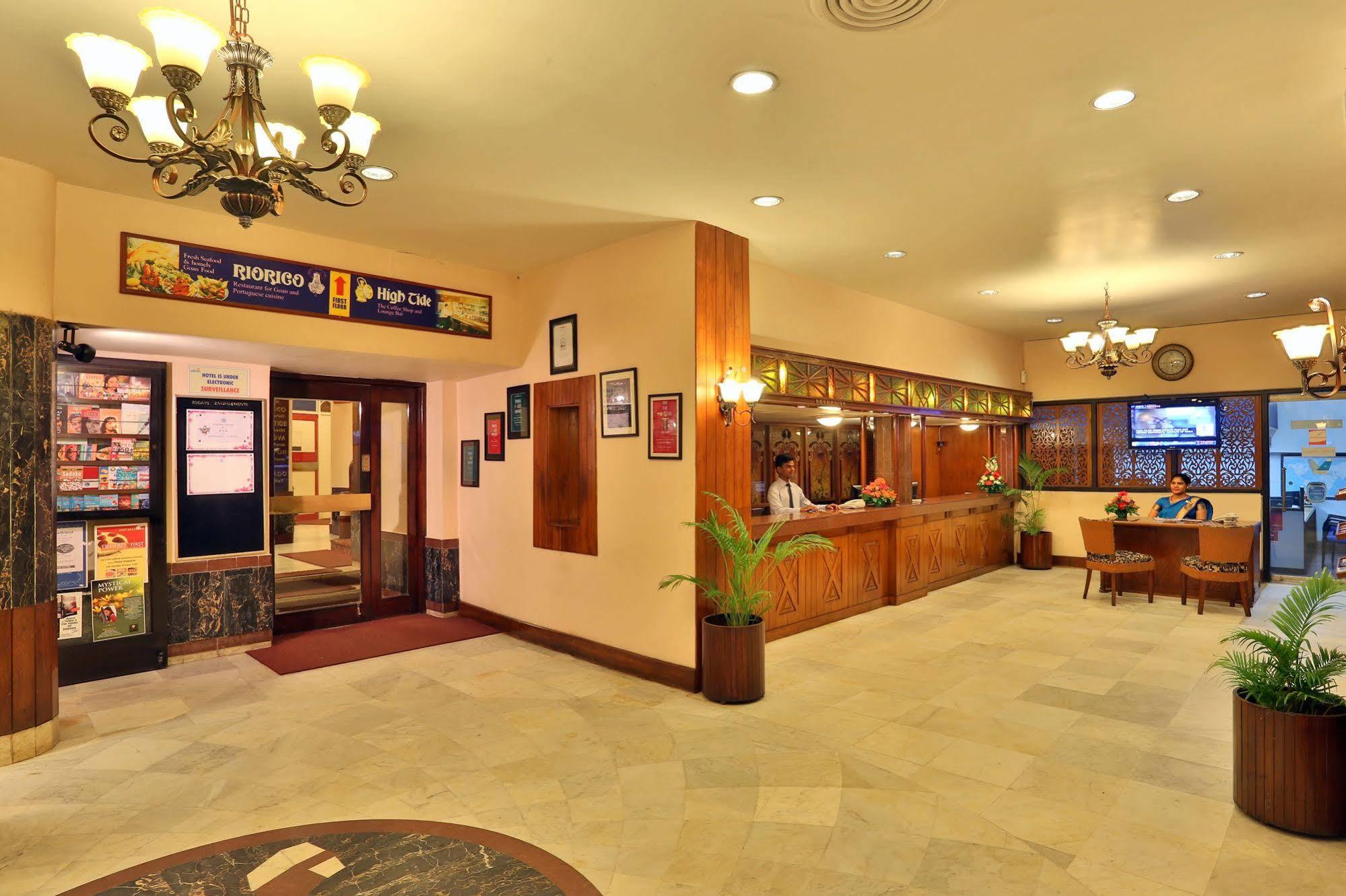 Hotel Mandovi Панаджи Экстерьер фото